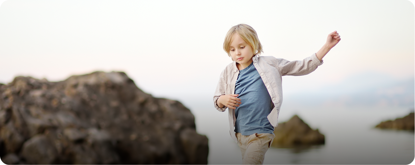 Изображение коллекции для мальчиков. На фото мальчик на фоне берега.